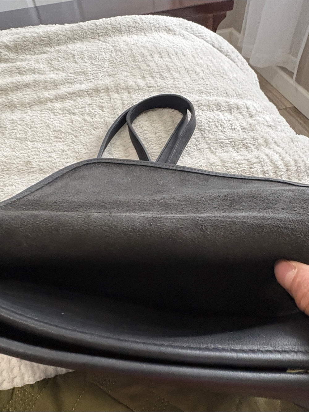 Classic Black Leather Crossbody Shoulder Bag - Picture 3 of 11